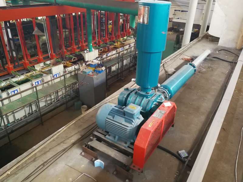Vertical lifting electroplating equipment